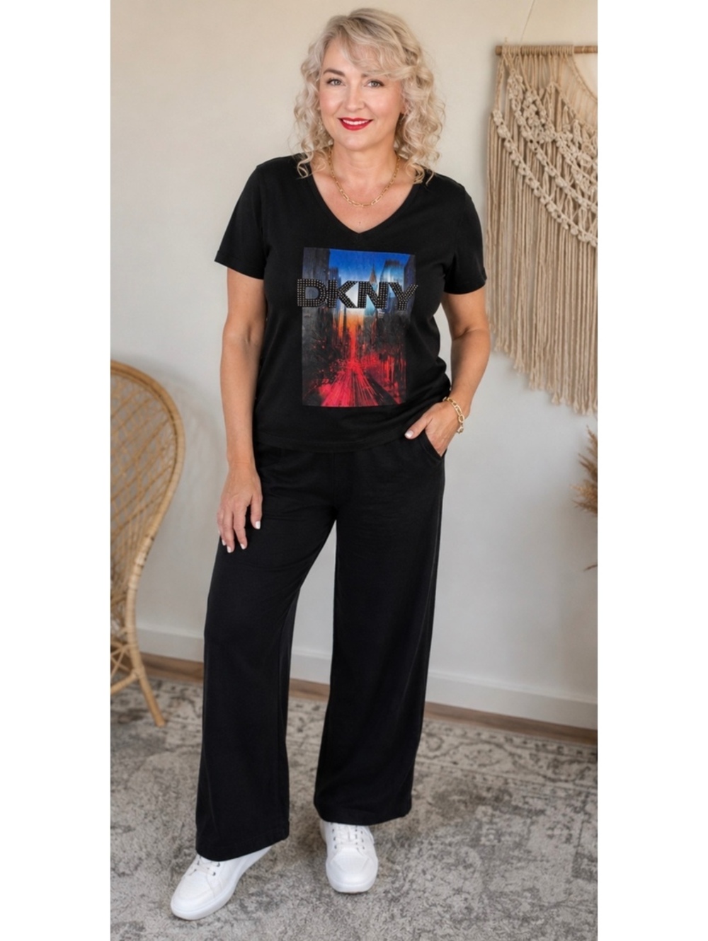 DKNY Jeans Women’s Black Graphic V-Neck T-Shirt Size 1X